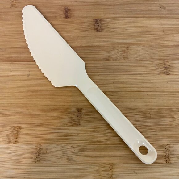 Vintage Tupperware Ivory Plastic Cake Server With Serrated Edge 1819-10 - Picture 1 of 3